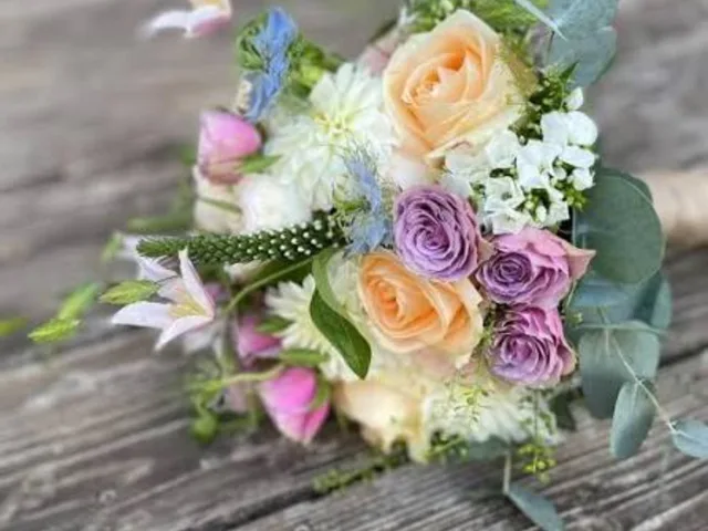 Brudebuket med roser og pastelfarvede blomster