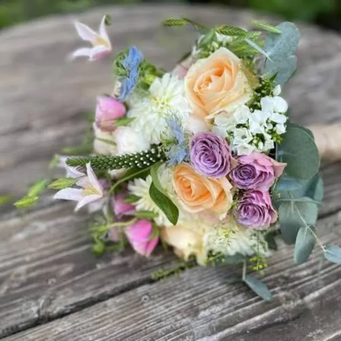 Brudebuket med roser og pastelfarvede blomster