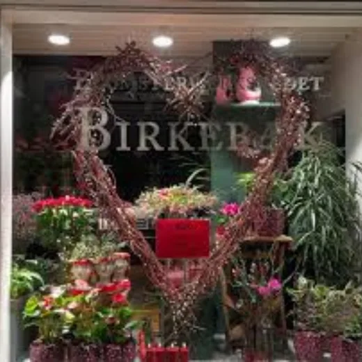 Hjertedekoration af blomster i butiksvinduet